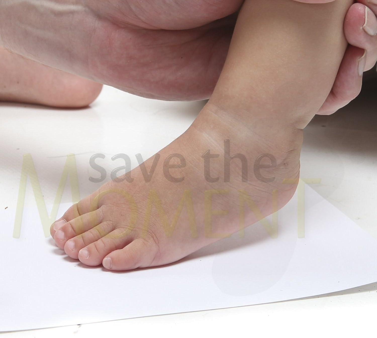 Inkless Wipe Hand & Foot Print Kit by Save The Moment - 4 Standard Coated Papers & 1 Inkless Wipe (Black) - Image 4