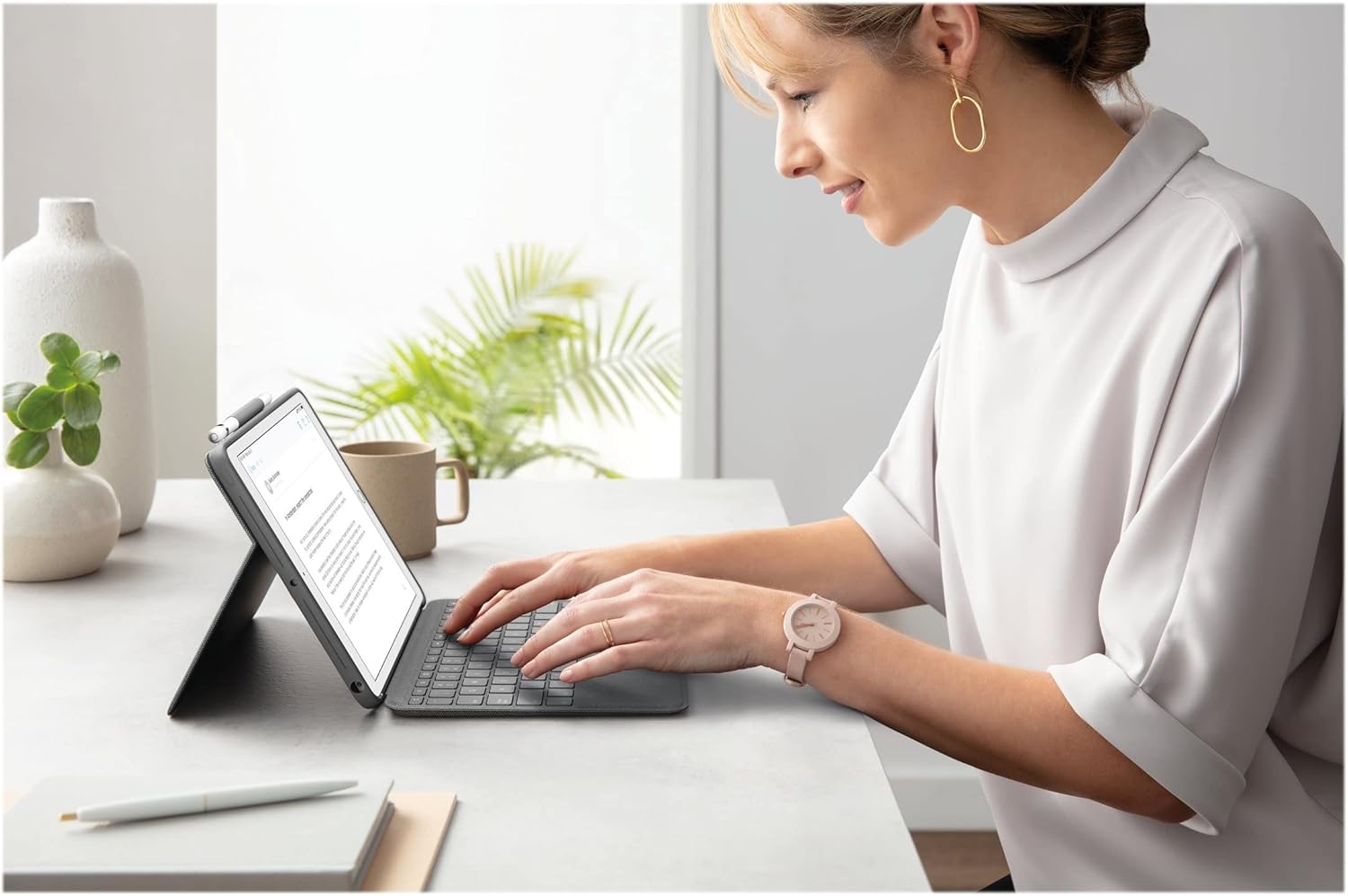 Logitech Combo Touch trackpad case for iPad (7th, 8th, & 9th gen) with Precision trackpad, QWERTY Spanish Layout - Black