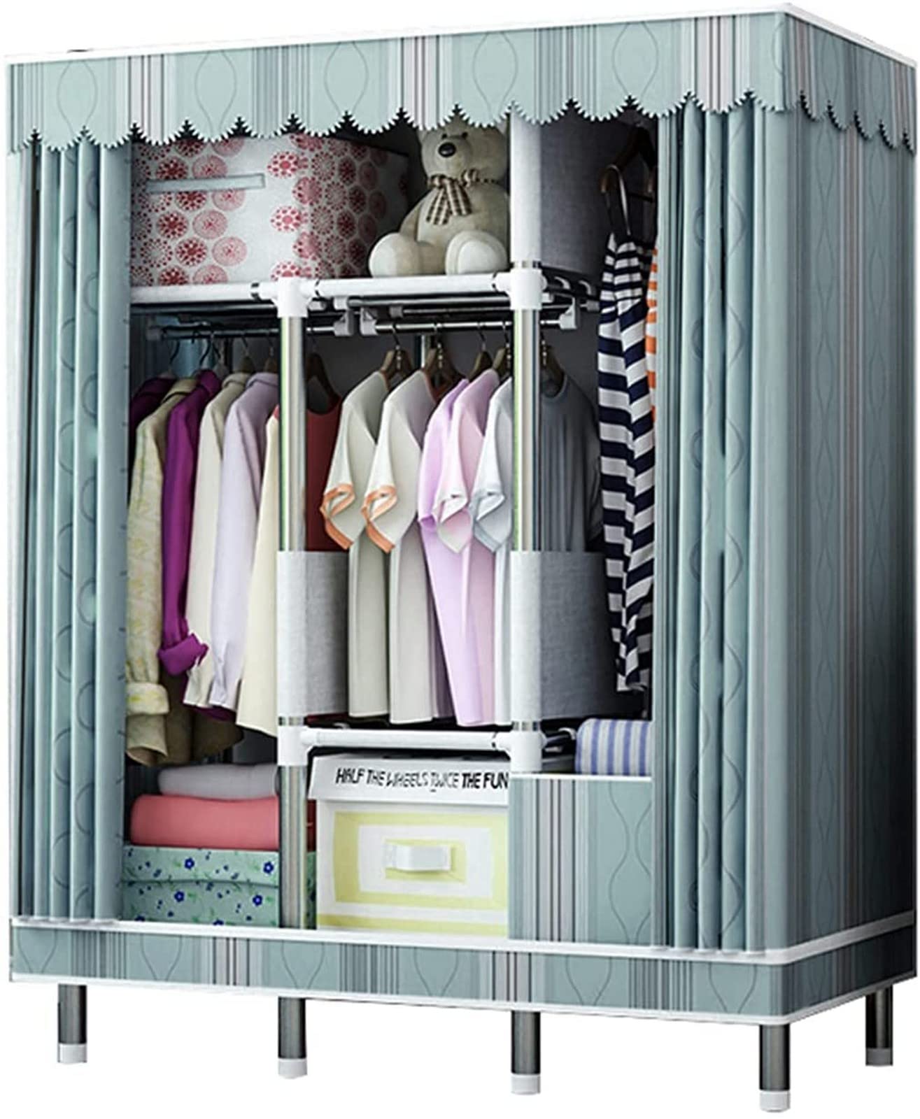Cloison de garde-robe ouverte pour remédier au désordre de la chambre