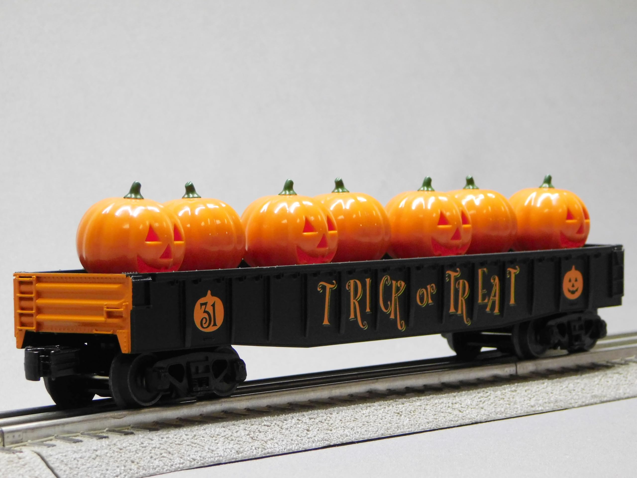 M.T.H. Electric Trains MTH RAILKING Halloween Gondola CAR with Flickering Jack O Lanterns 30-72243