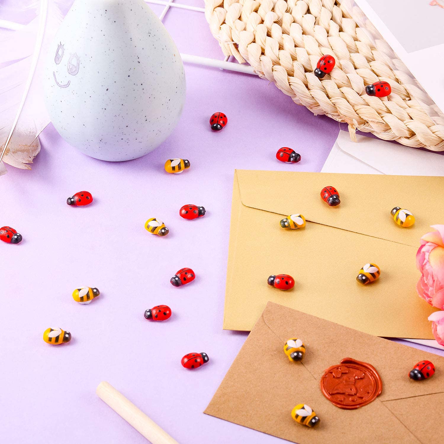 Abejas de Madera y Mariquitas de Madera,100 PCS Mini Mariquitas Decorativas+ 100 PCS Adornos de Madera Autoadhesivas de Mariquitas para Manualidades Boda Decoración Suministros para Fiestas