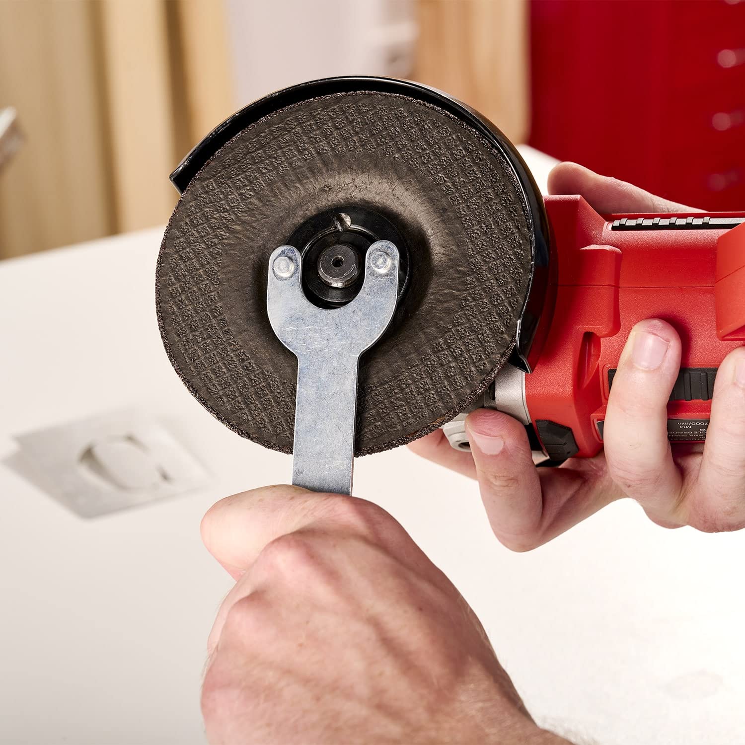 Casals - Bezprzewodowa szlifierka kątowa 20 V | 2,0 Ah litowo-jonowa | 7000 obr./min | Ø tarcza 115 mm | 2-pozycyjna ergonomiczna gumowa rączka | podwójne bezpieczeństwo | wymienny akumulator | silnik