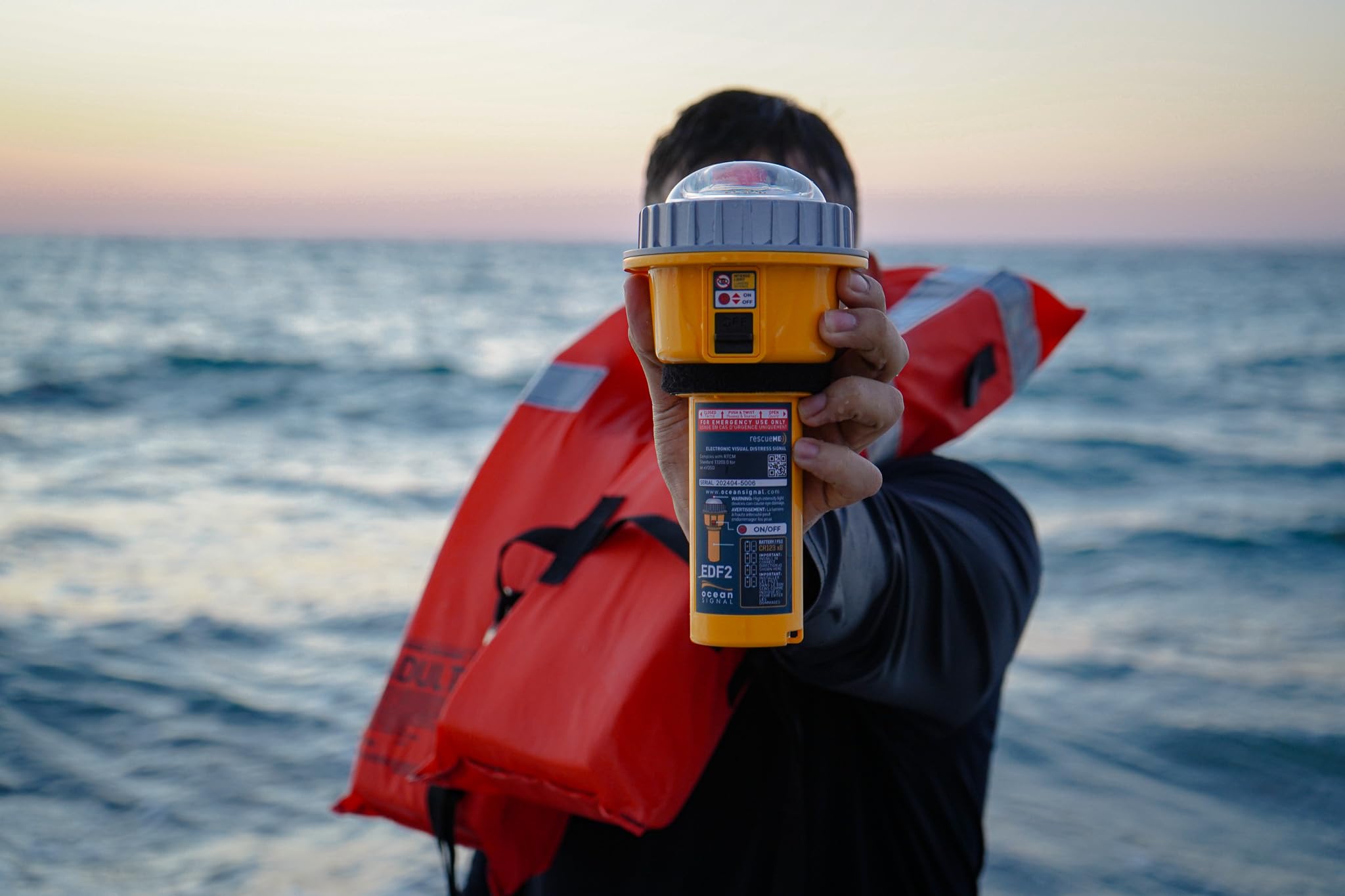 Ocean Signal rescueME EDF2 Elektronische LED-Seenotfackel: Pyrotechnik-Alternative – SOS-Signal & Infrarot IR – Wasserdichtes Notlicht für Boot & Marine – Ersatz für Handfackeln – [Energieklasse B]