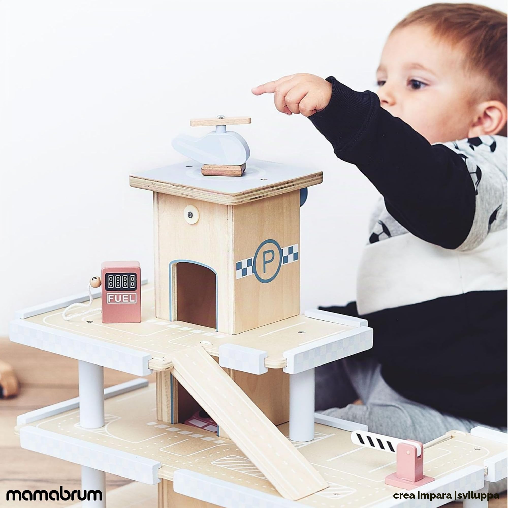 Mamabrum Garage in Legno, Garage Macchine per Bambini, Multipiano con Rampa e Ascensore, Set con Veicoli ed Elicottero e Stazione Carburante, Struttura compatta 44,5×29,5×37 cm per Uso quotidiano