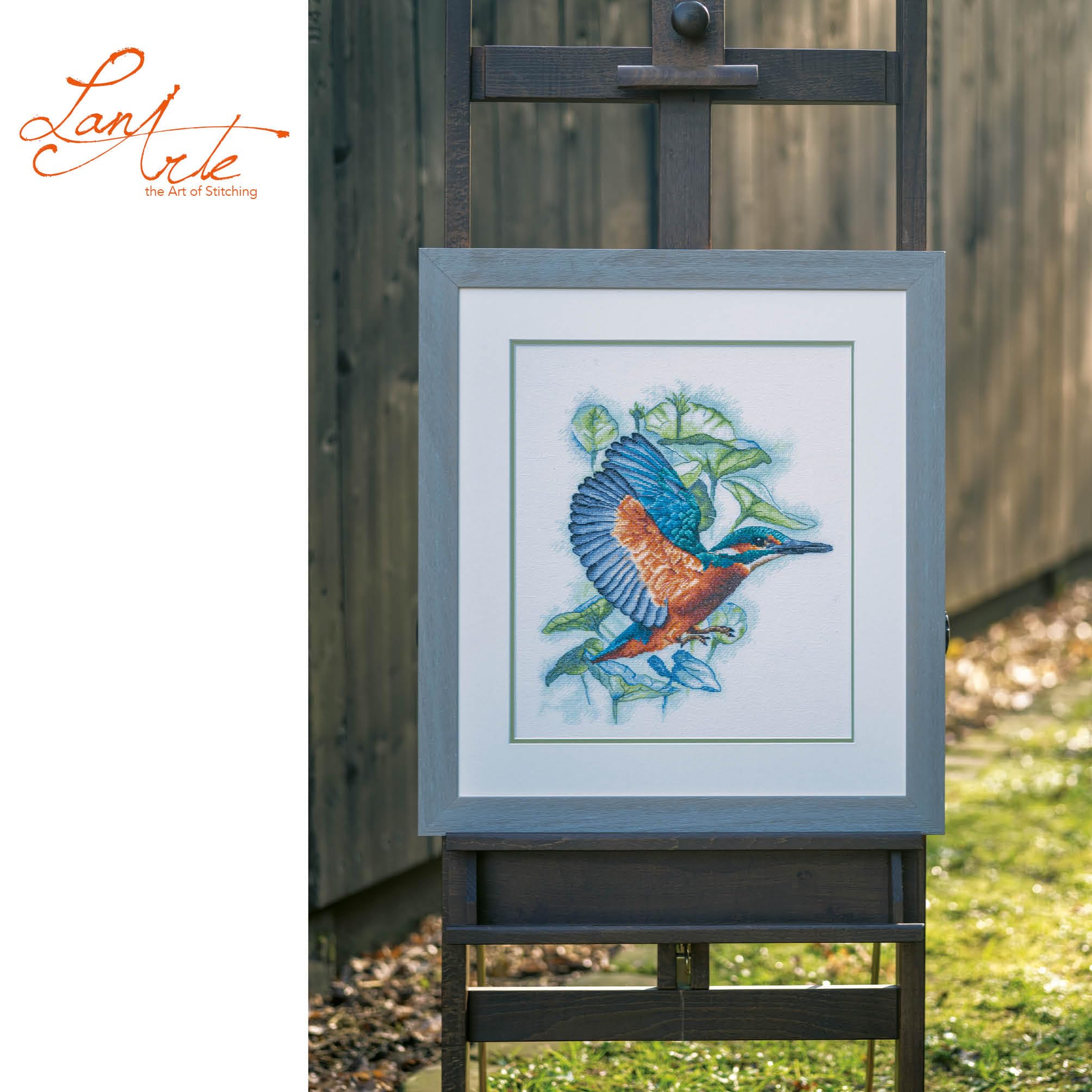 Lanarte Kreuzstich Stickpackungen Gezählter Kreuzstichbilder Set EISVOGEL Wanddekoration Handarbeit Set für Erwachsene 33 x 41 cm DIY Deko Bastelset Handwerker Kreative Geschenkset
