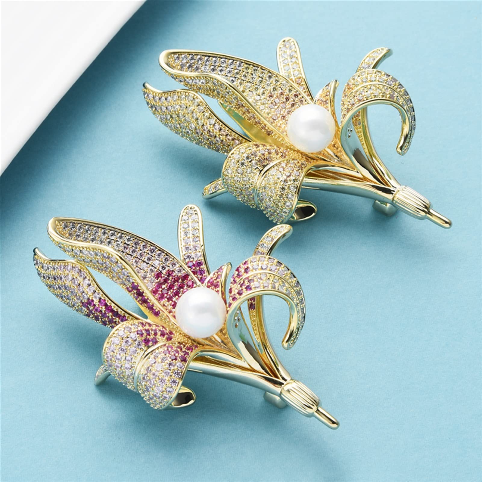WXKAGF Spilla da Donna Spilla da Donna Elegante Scintilla di Cristallo Perla Spilla Fiore di Giglio Spilla per Festa di Nozze Spilla a Forma di Fiore Accessori Moda Donna Spilla squisita (Ch