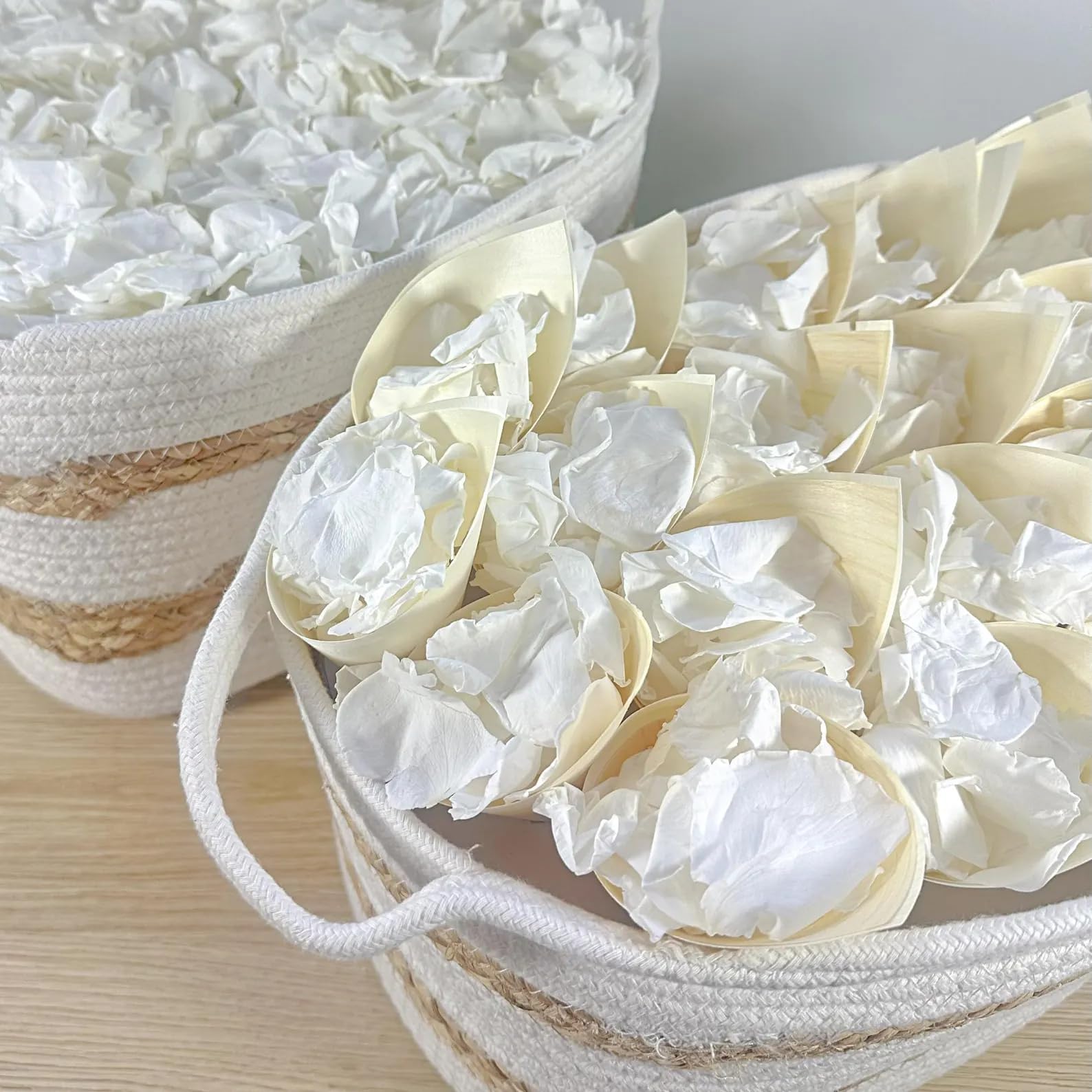 Eslibin 500+ petali di rosa bianchi veri, 130 g, petali di fiori bianchi conservati per matrimoni, petali di fiori secchi per baby shower, feste nuziali, decorazione da spargere sulla tavola