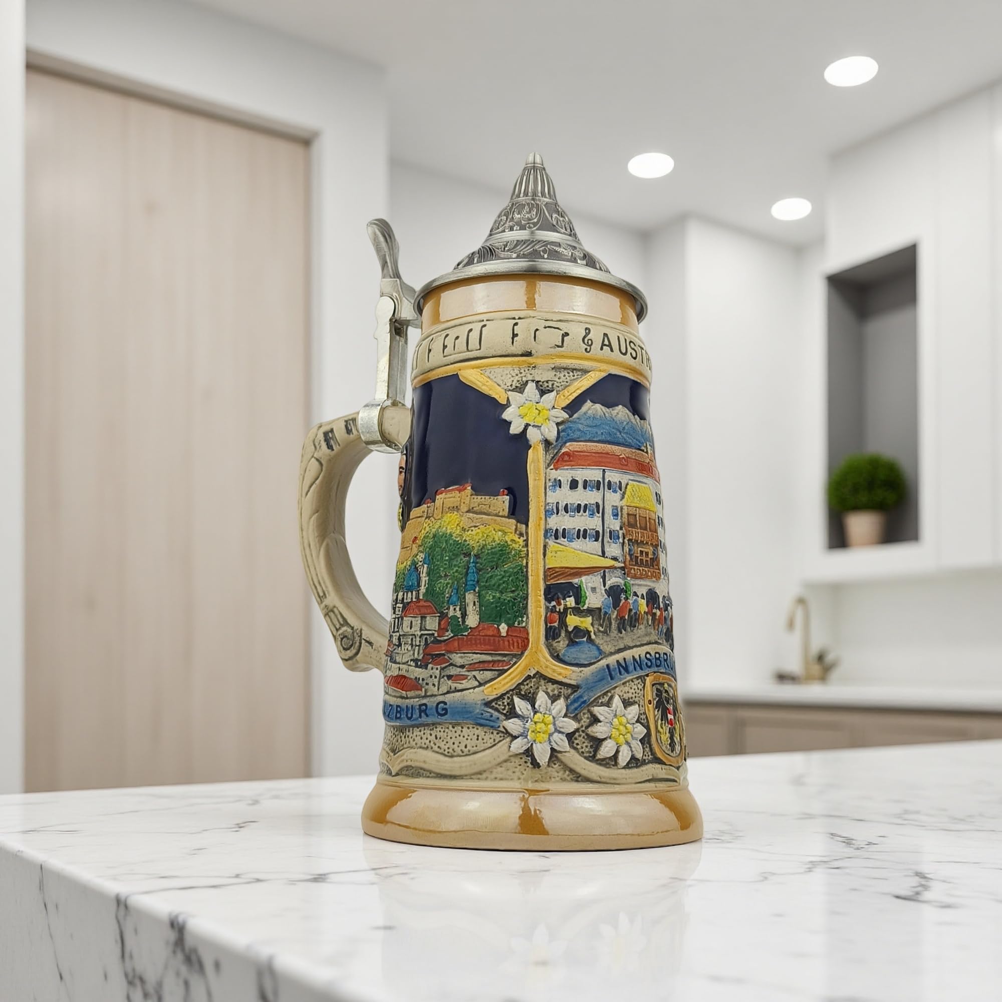 Bierkrug mit Deckel 0,7L mit Österreich-Stadtmotiven – Steinkrug mit Relief-Dekor Wien, Innsbruck & Salzburg – Souvenir & Geschenkidee