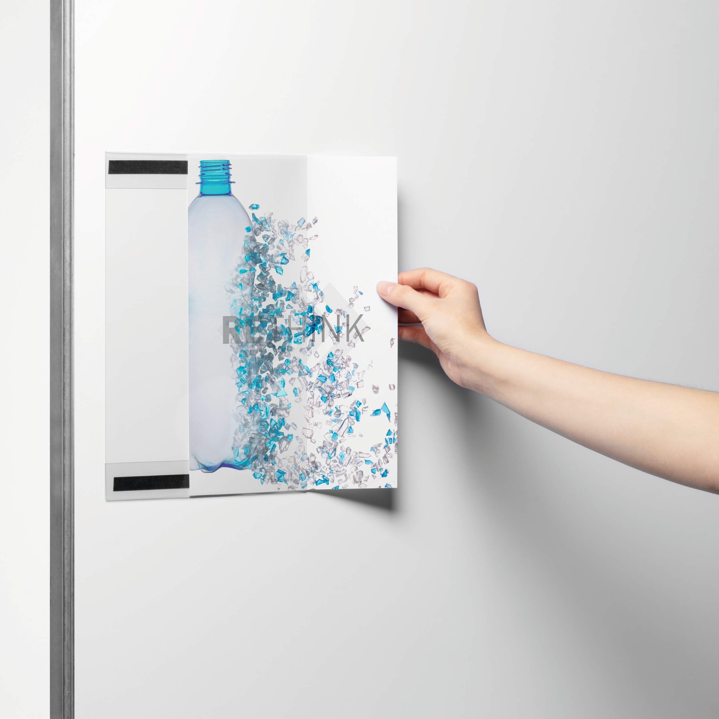 DURABLE - Porte-affiches adhésifs A3 - Fixation adhésive permanente - Fabriqué en PET recyclé à 80% - Sachet de 5 - Transparent