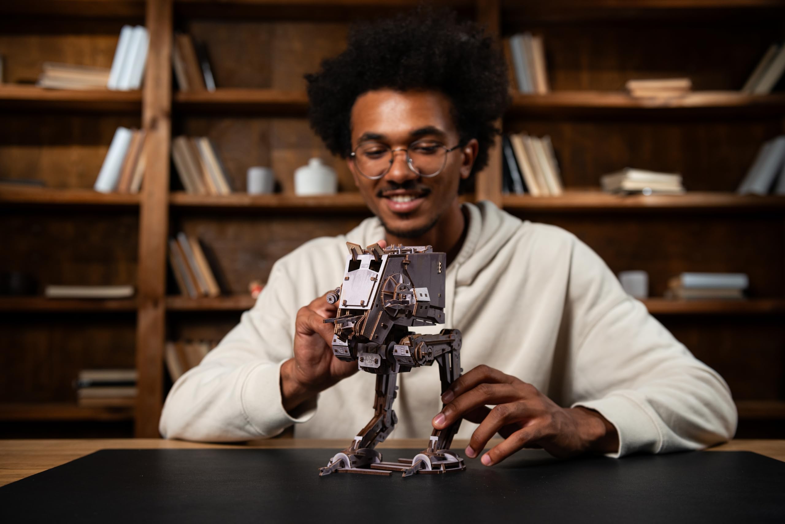 UGEARS Star Wars™ AT-ST Walker™ Puzzle 3D – Drewniane Modele do Składania – Puzzle Drewniane dla Dorosłych – Mechaniczny Model Kroczący Star Wars DIY – 370 Elementów