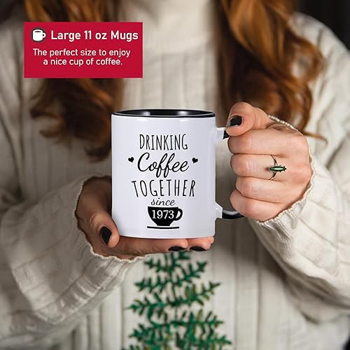 Miniatura 5 de Regalo de boda del 50 aniversario para padres – Beber café juntos desde 1973 taza de café personalizada con nombre de pareja y año de boda, regalos