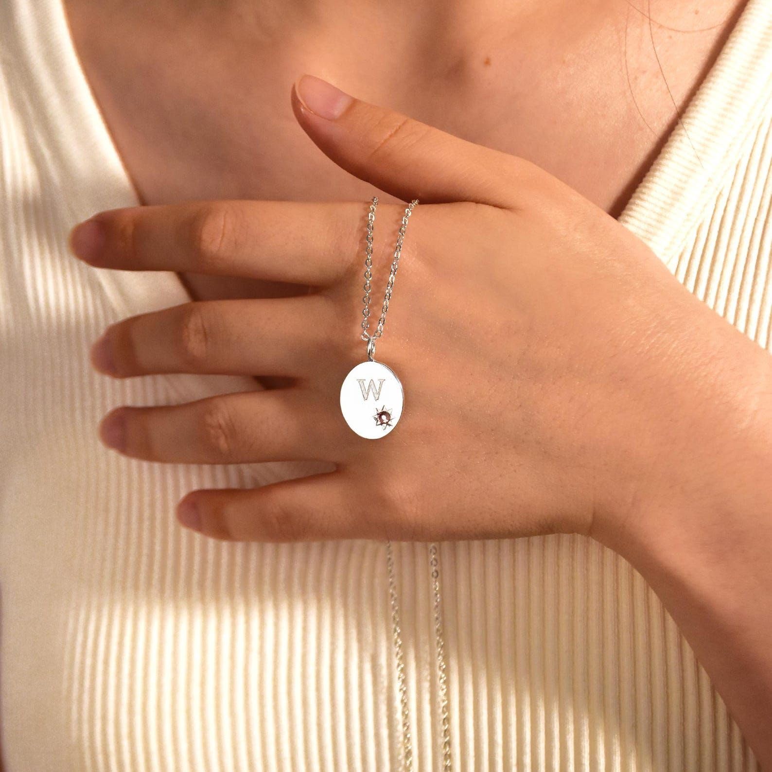 Iniziale e collana con pietra portafortuna, inciso lettera delicato gemma compleanno per lei