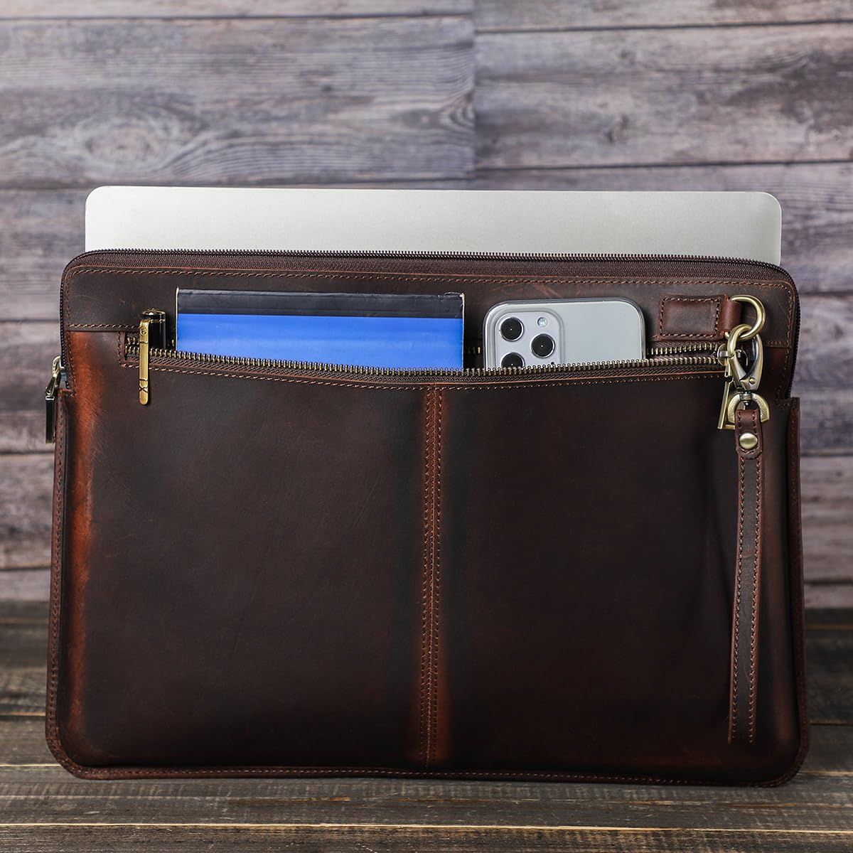 Pasta CONTACTS de Couro Legítimo para Notebook 15.4/16″ com Zíper para Documento ou Celular, Material Premium, Organizador de Acessórios, Bolsa Executiva de Luxo(Marrom) em promoção! Veja a oferta e mais achadinhos de Mochilas & Pastas Masculinas 5 Hoje é o melhor dia para comprar Pasta CONTACTS de Couro Legítimo para Notebook 15.4/16″ com Zíper para Documento ou Celular, Material Premium, Organizador de Acessórios, Bolsa Executiva de Luxo(Marrom) com aquele preço maroto! Promoção! Aproveite a oferta! 5