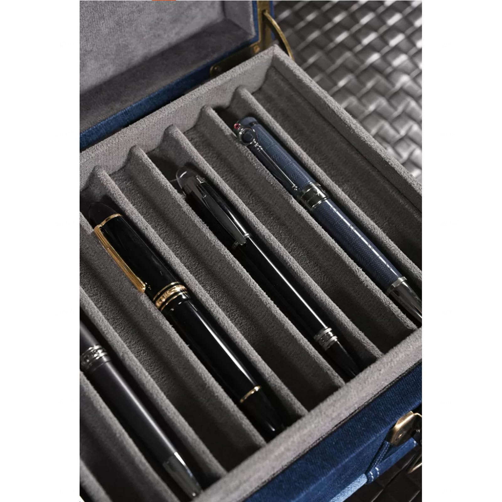 Scatola Portapenne in Denim 14 Scomparti per Scrivania | Organizer per strumenti di scrittura con vassoi removibili, interno morbido e chiusure in metallo.