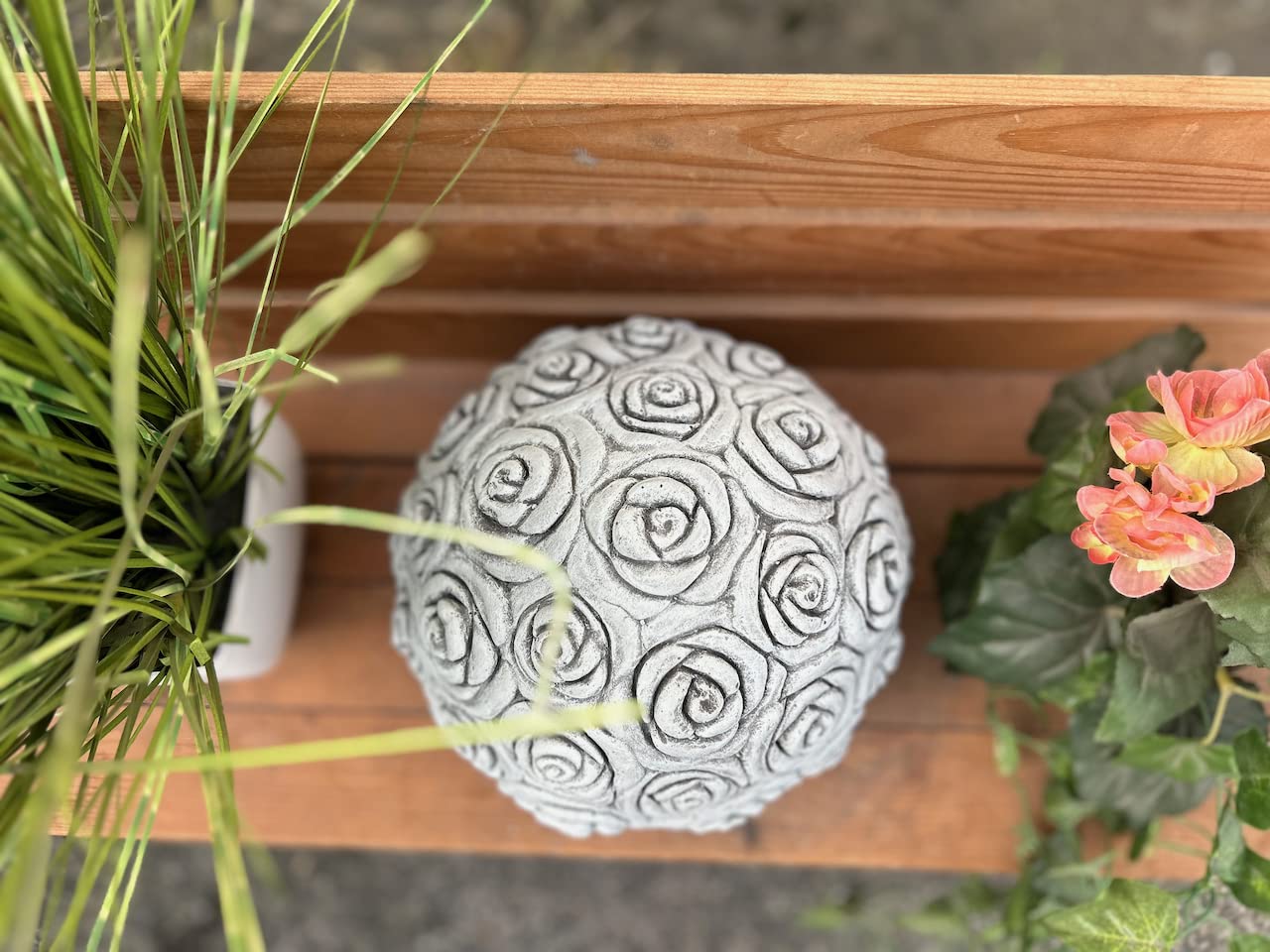 stoneandstyle Steinfigur Steinkugel Rosenball frostfest Steinguss ca. 12,1 kg