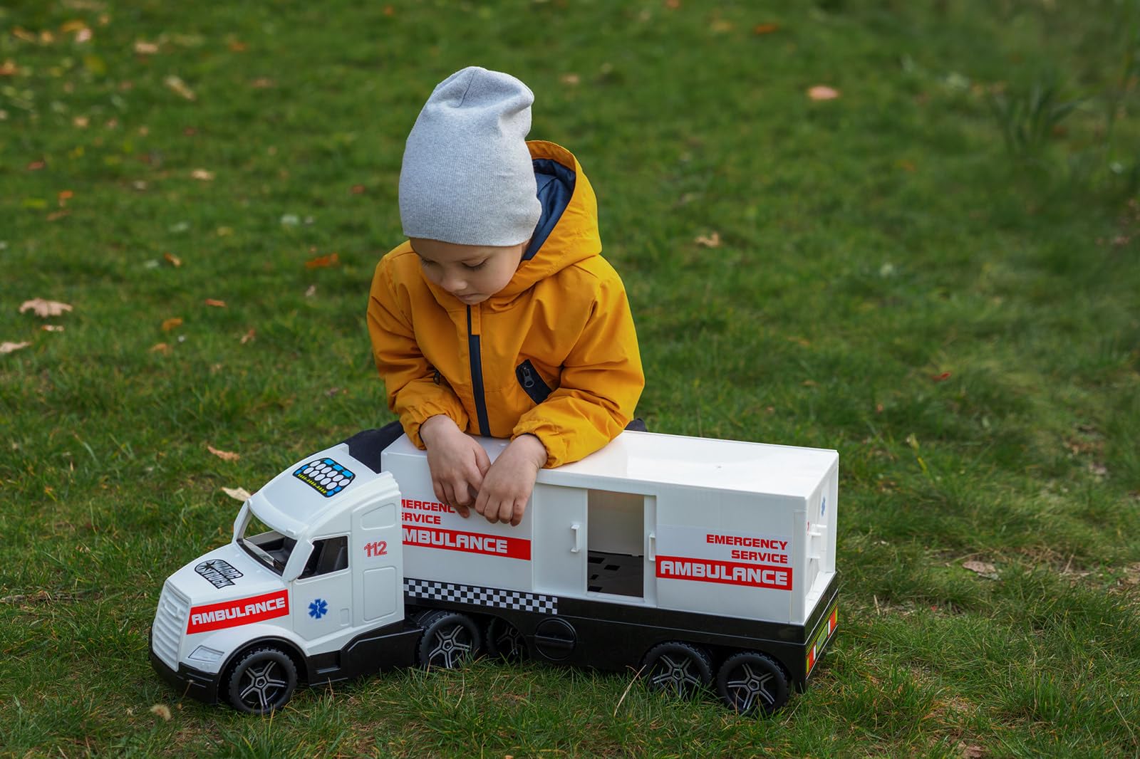 Wader 36211 - Magic Truck Ambulanza, Veicolo di Emergenza con Porta Laterale, Dimensioni Circa 79 cm, per Bambini dai 3 Anni in su, Adatto Come Regalo per Il Gioco Creativo