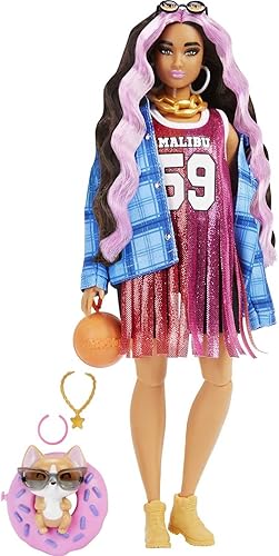 Barbie Muñeca extra y accesorios con pelo rizado con rayas rosadas en vestido de jersey con Pet Corgi