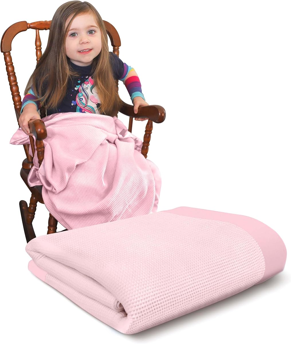 Mantas Manta térmica tipo gofre para bebé, ropa de cama para cuna, funda térmica suave, acogedora y cálida para cochecito de bebé o moisés, regalo de ducha ideal ligero, ribete satinado rosa 36" x 50" | El suave tejido tipo gofre con ribete de satén duradero brinda calidez liviana para las siestas del bebé, la cuna, el cochecito y el cuarto de niños.