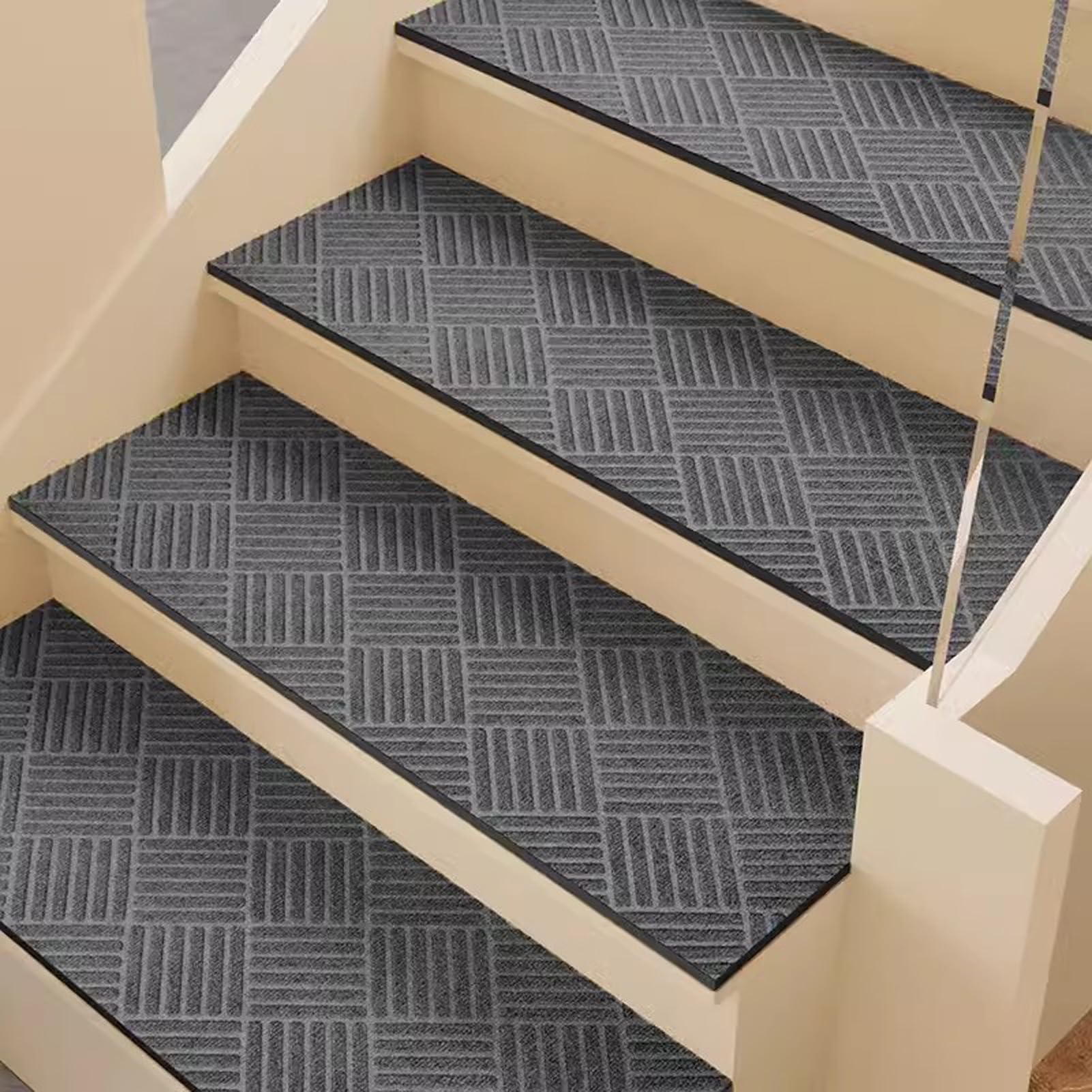 Alfombra para escaleras interiores decorativa que aporta seguridad al hogar familiar