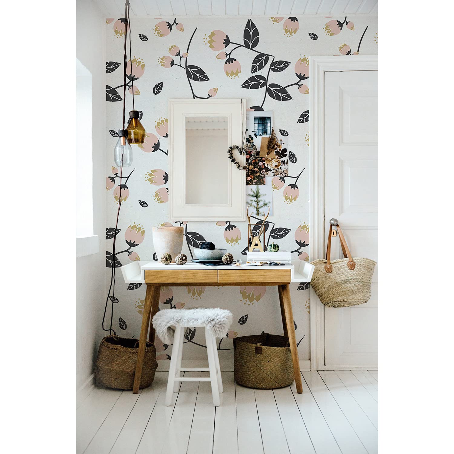 Papier peint muralo fleurs vintage pour masquer un mur abîmé