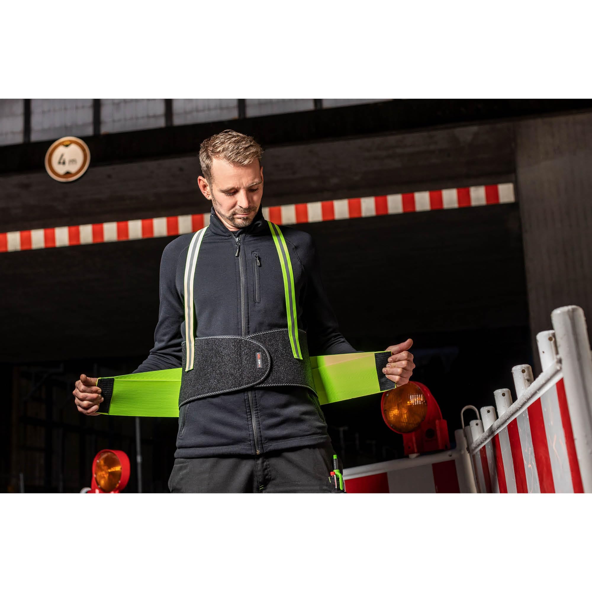 Kneetek Rückenstützgurt HiVis M (68–96 cm) | reflektierender Stützgurt für hohe Sichtbarkeit | Rückenstütze zur Erleichterung der Arbeiten und Unterstützung des Rückens
