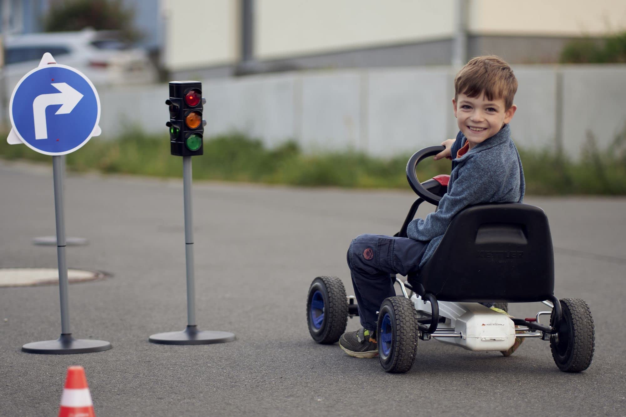 alldoro 60095 Verkehrsampel, Ampel für Kinder mit breitem Fuß, ca. 75 cm hoch, mit 2 Fahrzeug-und 2 Fußgängerampeln, batteriebetrieben, 2 Leuchtmodi und Schalter