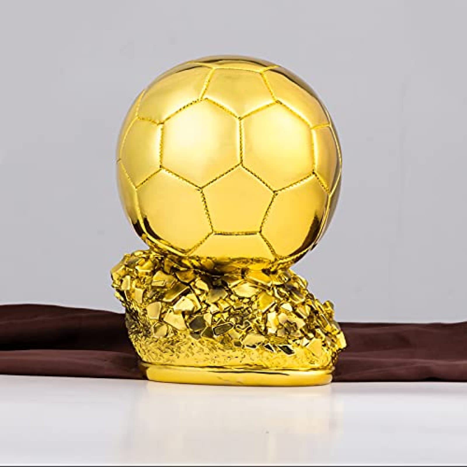 Réplique Du Trophée Ballon D’Or En Résine Dorée – 24 Cm, Finition Galvanisée, Parfait Pour Décorer Ou Offrir Aux Fans De Foot