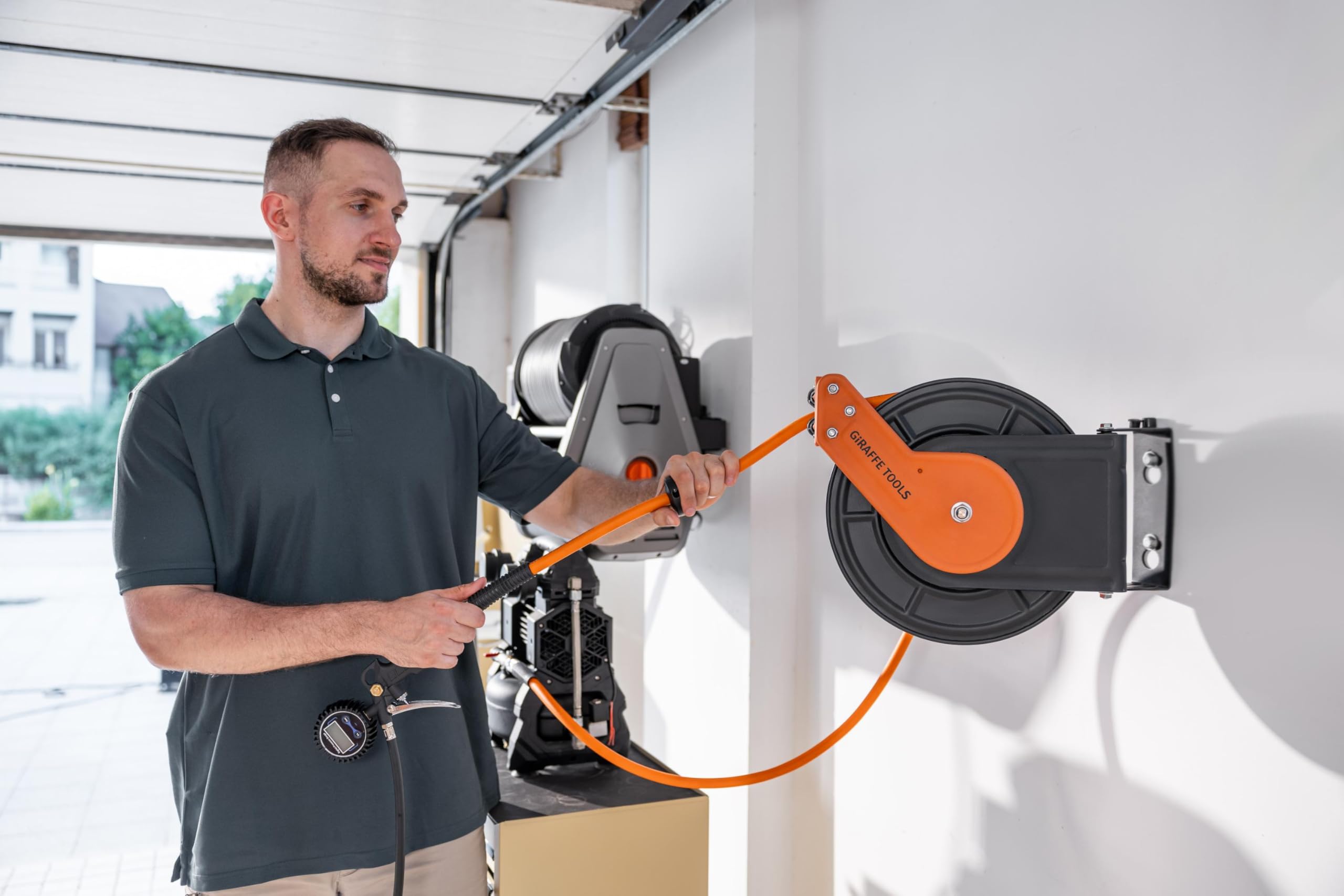 Giraffe Tools Automatik Druckluftschlauchtrommel 15M-Robuster Aufroller mit 1/4" Anschluss&3/8" Schlauch (Ø9,5mm) max 300PSI für Werkstatt und Garage-Plus Version mit 180°Schwenkbracket und Zubehörset