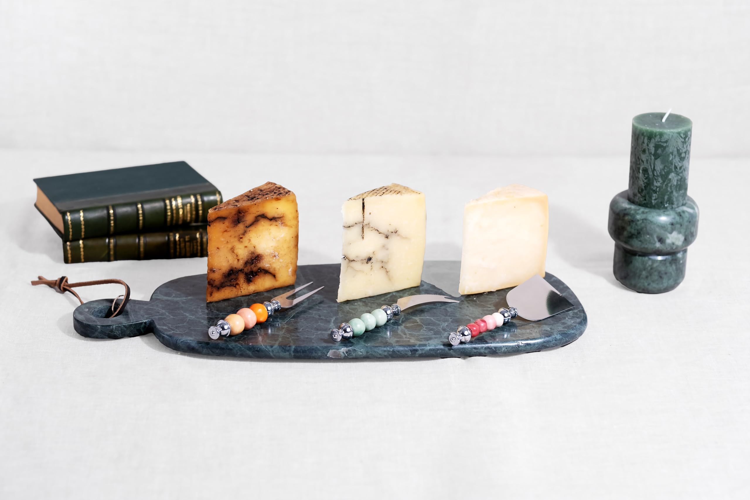 Queso y Beso – Pack Gourmet con 3 Quesos de Oveja (Trufa, Ajo Negro y Curado), Vino Barbadillo VI y Láminas de Pan Crujiente – Ideal para Regalo