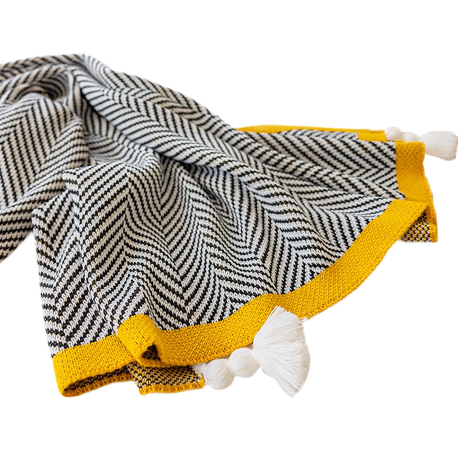 Couverture tricotée pour un hiver doux sur le fauteuil du salon
