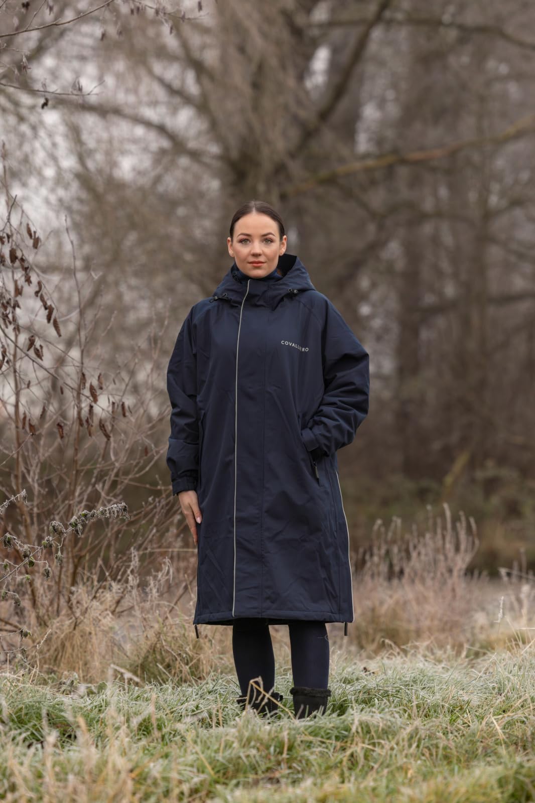 Covalliero - Damen Reitmantel Arktis – Wintermantel wasserabweisend & atmungsaktiv – langer Mantel mit warmem Innenfutter, Kapuze & 2 Taschen – Funktionsmantel im Oversized-Look – XS-XXL