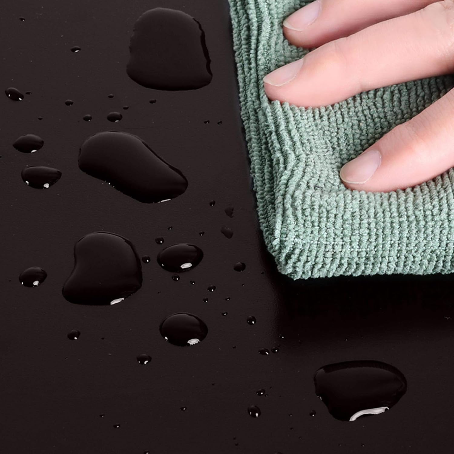 Yaheetech badeværelsesgulvskab placeret i en gang eller entré med en plante ovenpå