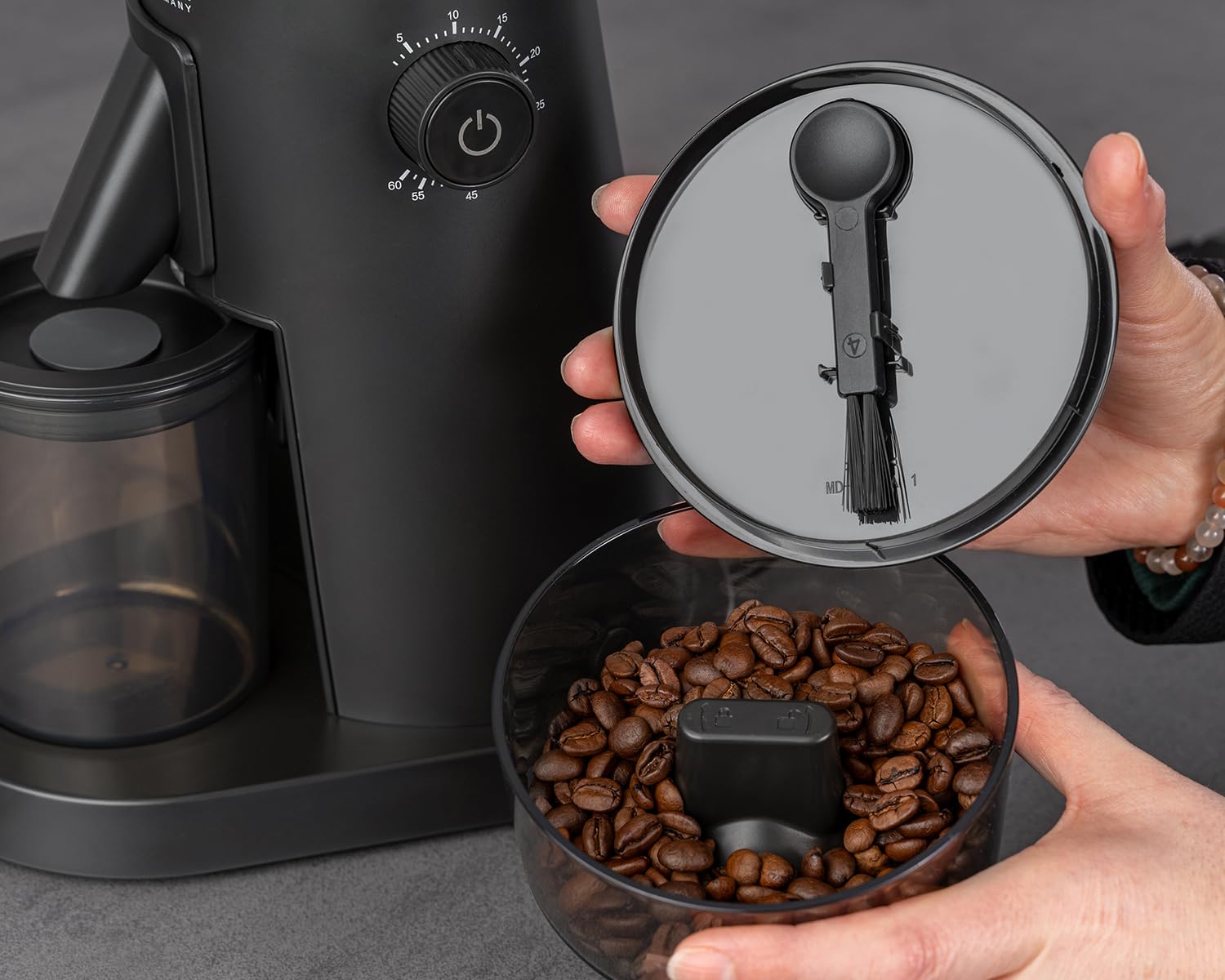 ROMMELSBACHER Molinillo de café Premium EKM 600, mecanismo de acero inoxidable con engranaje de metal resistente para molienda de alta homogeneidad, espacio muerto optimizado con fuelle adicional, 75