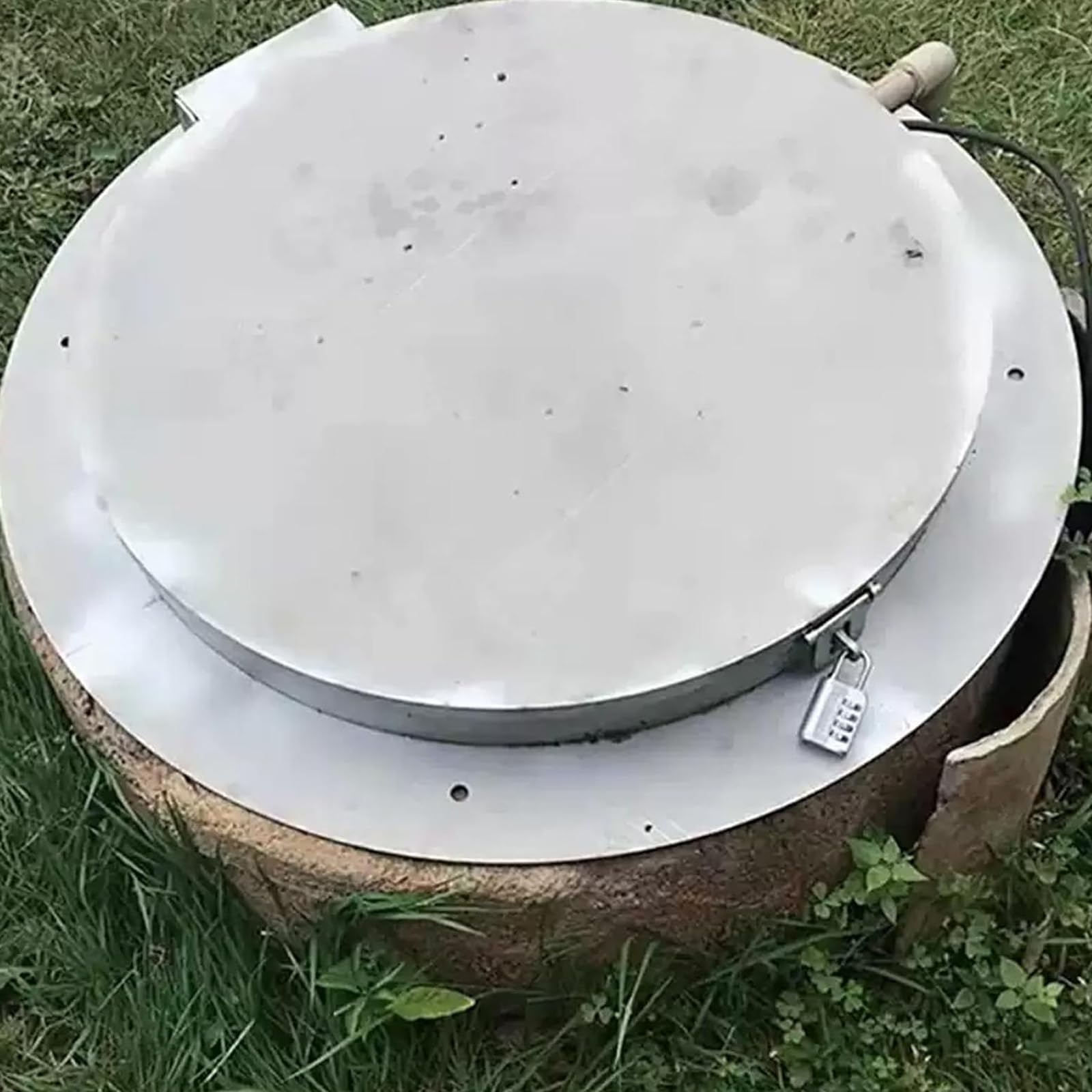 Coperchio per pozzetto di ispezione Rotondo in Acciaio con Chiusura a Chiave - Coperchio Resistente per pozzetto di ispezione per vialetti, Cortili e Applicazioni in Cemento - Design Sicuro