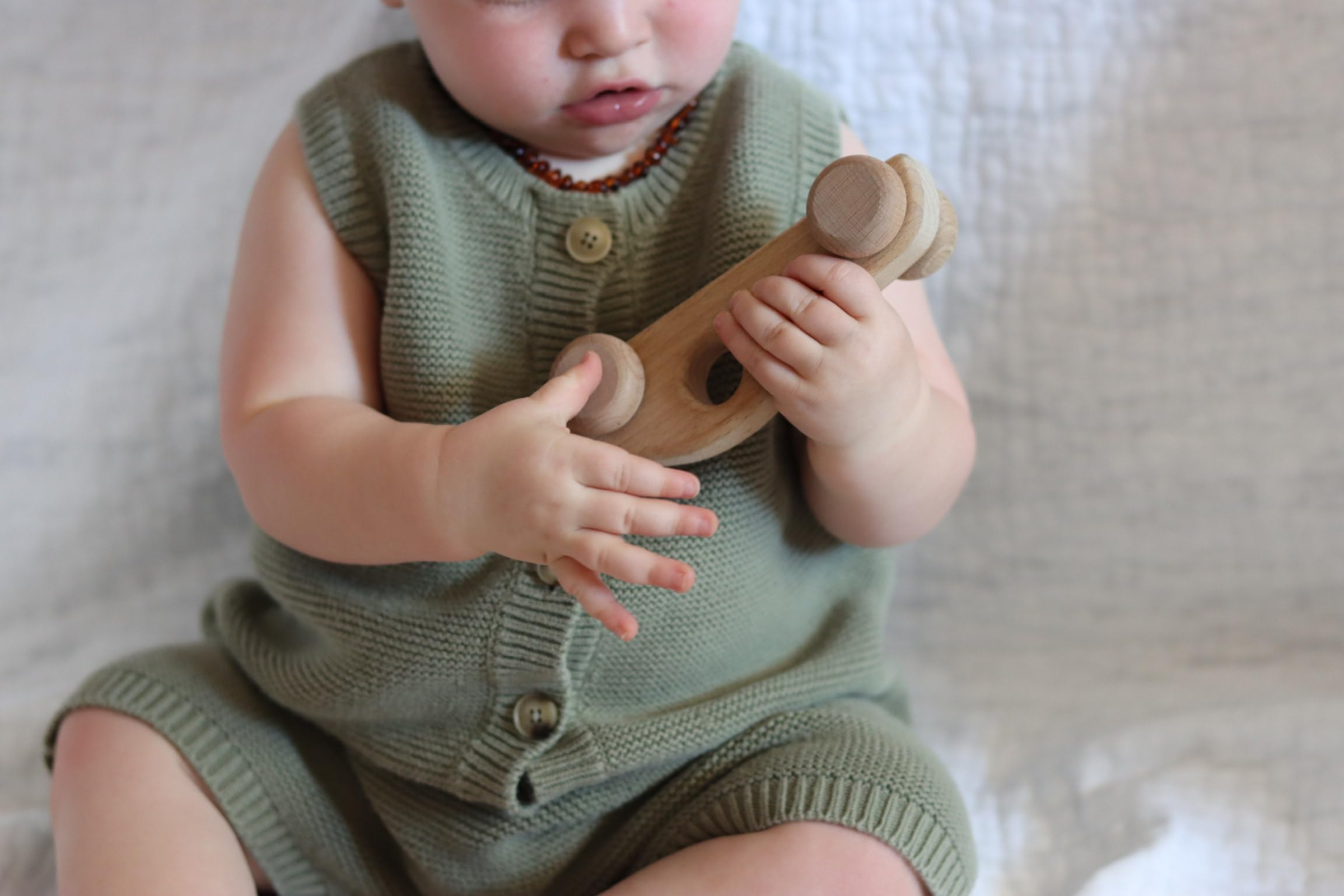 L'avventura ti aspetta! - Confezione da 2 auto in legno per bambini e neonati, giocattoli da dentizione Montessori Baby sonagli