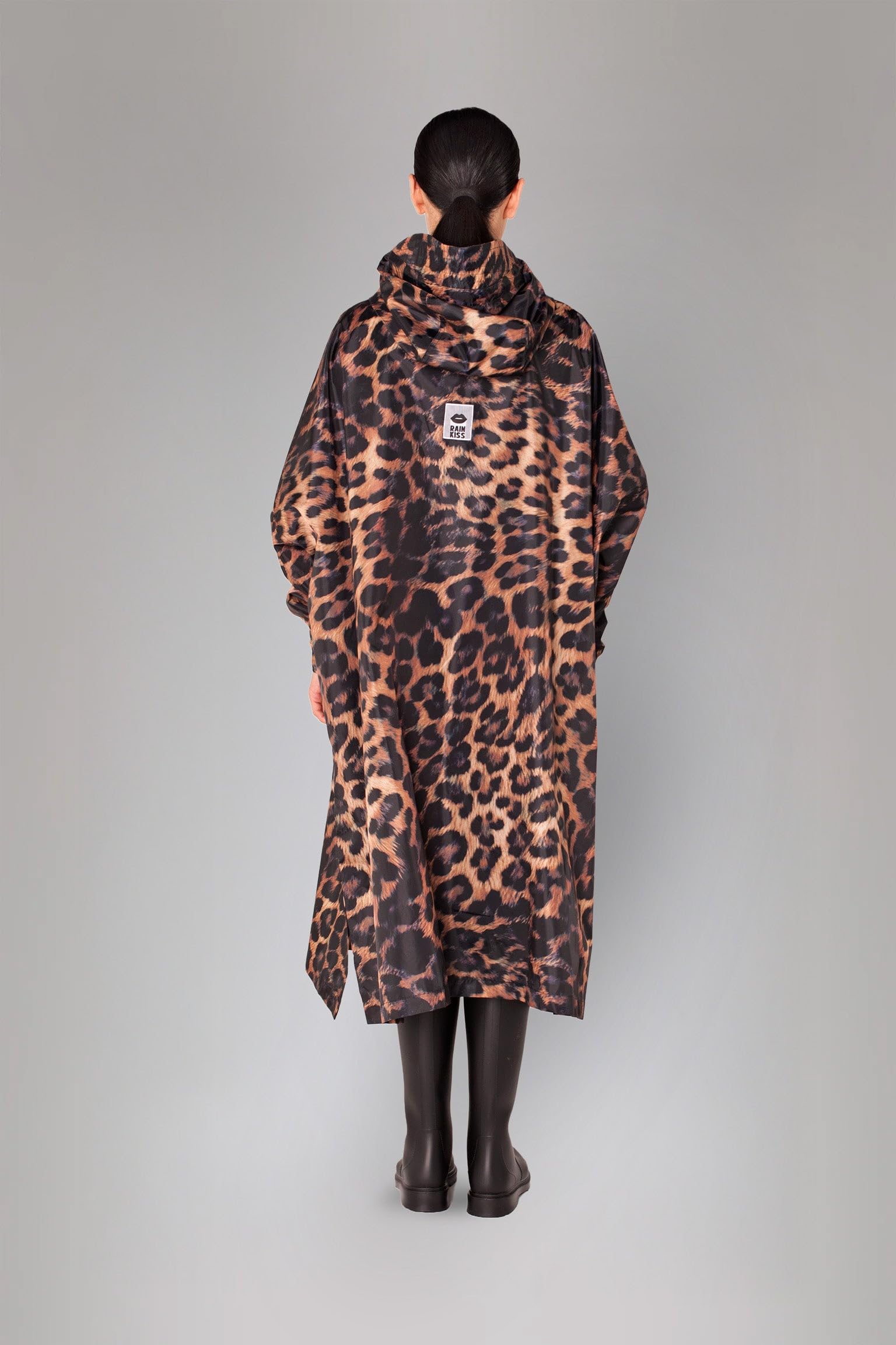 Rainkiss Regenponcho Erwachsene – Wasserdicht & Atmungsaktiv – Einheitsgröße – 100% recyceltes Polyester – PFAS-frei – Leopard Print – Braun/Schwarz