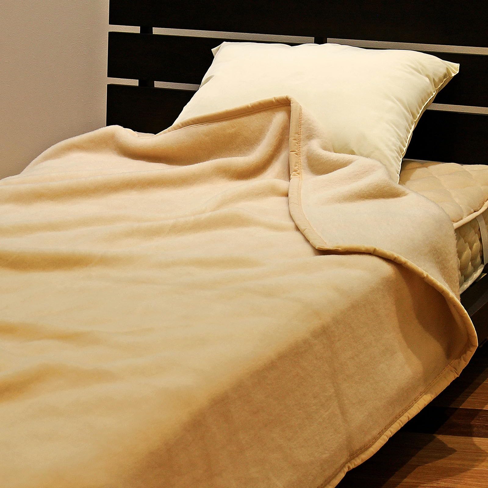 Amazon｜オーストラリア産ウール使用 あたたか洗える毛布（毛羽部分