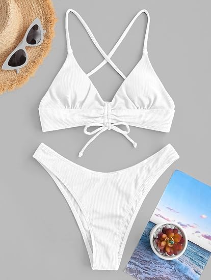 Witte Triangel Bikini met Luxe Gouden Detail en Sierlijke Strikjes