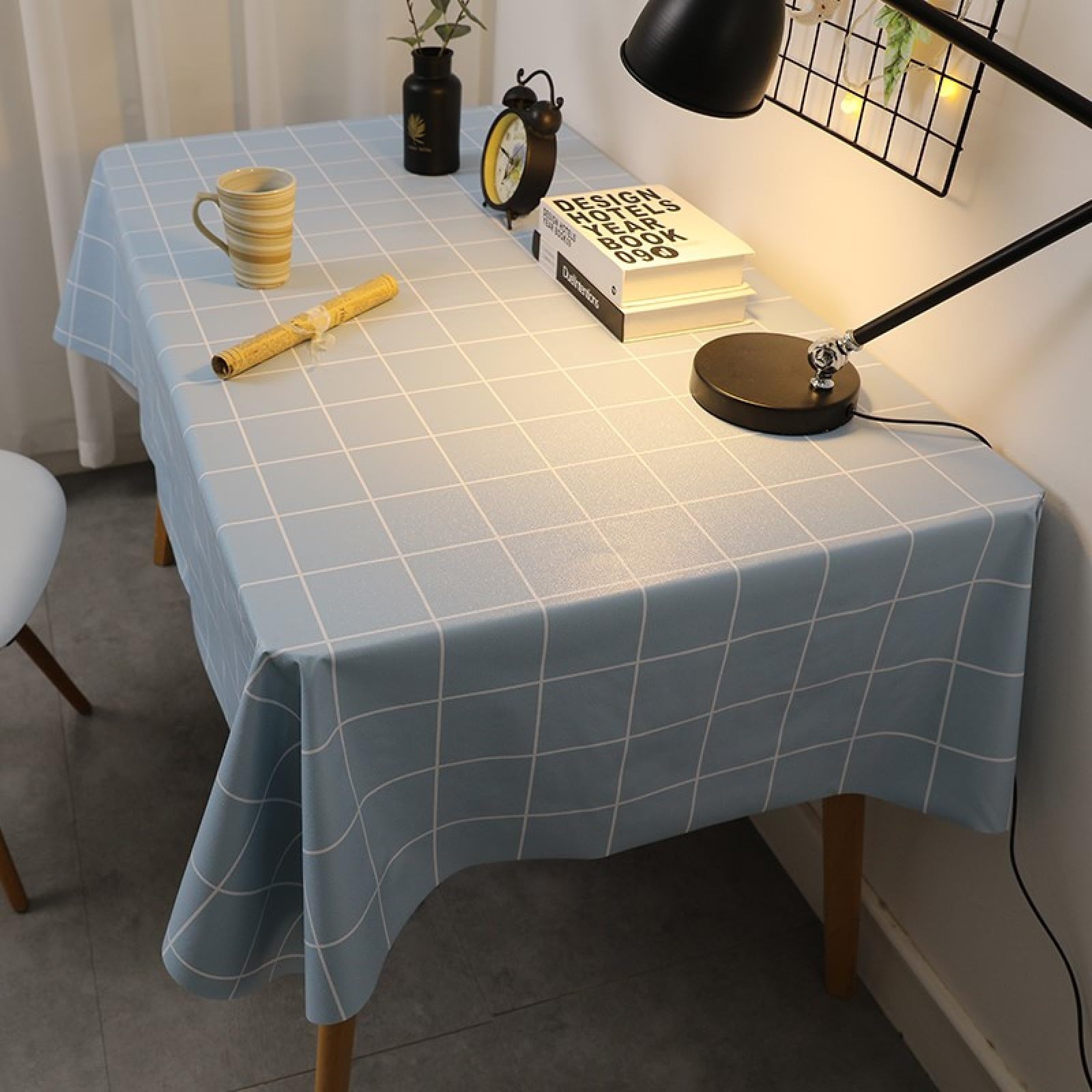 Nappe Toile Cirée Anti PVC Chaud : L'Alliance de la Haute Protection et du Design Bleu Clair