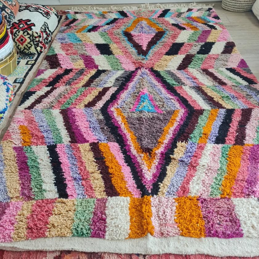 Générique Tifinagh Shop - Tapis Berbère Boujaad Authentique du Maroc - Fait Main en Laine – 259 x 165 cm – Tapis Marocain Artisanal
