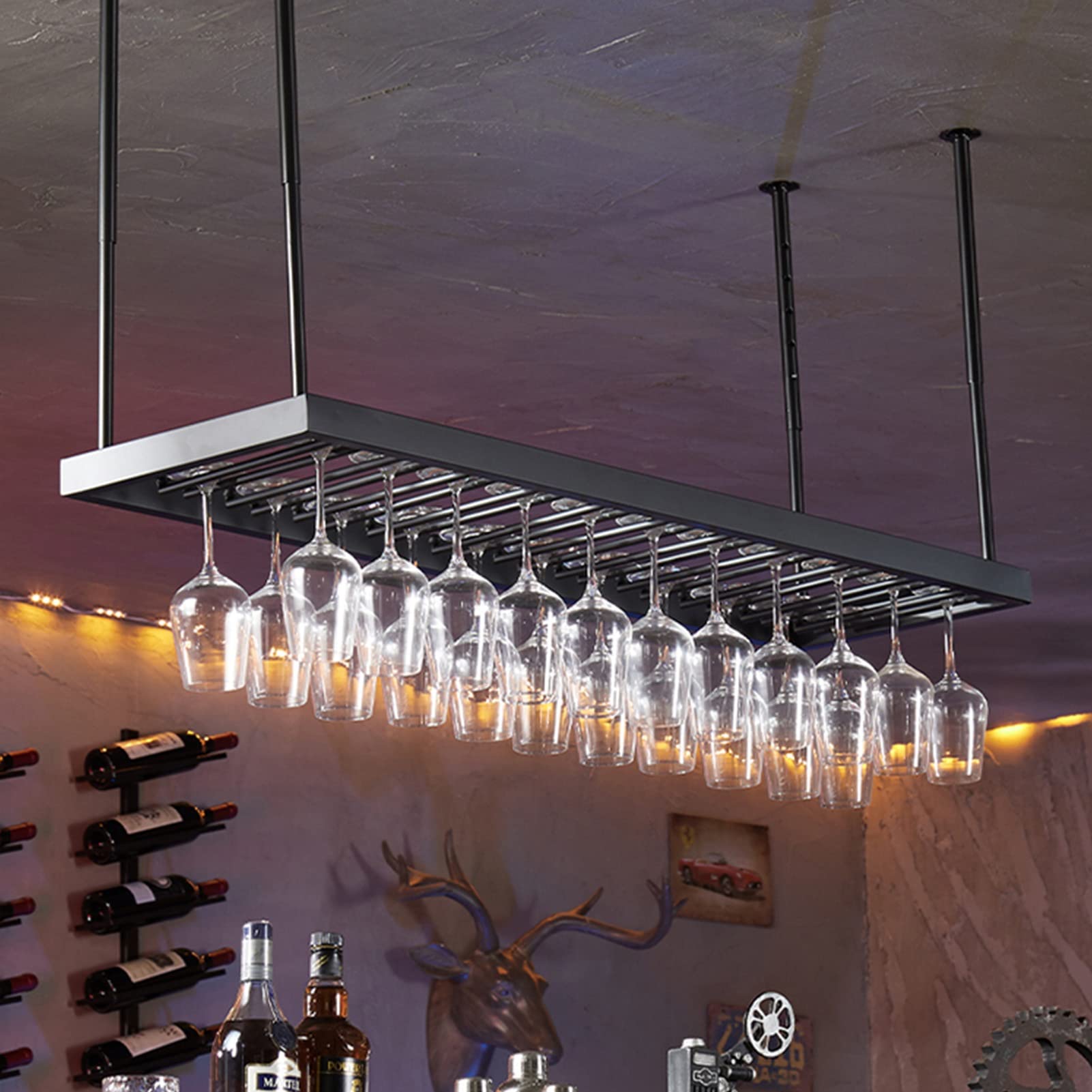 Casier à vin moderne suspendu pour créer un coin bar bistrot dans votre cuisine