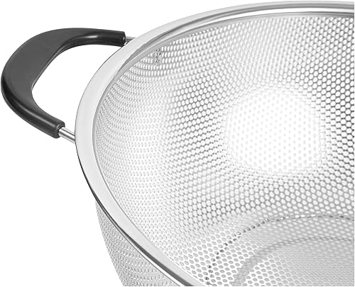 Miniatura 14 de Restaurantware Colador de malla de acero inoxidable de 5 cuartos de galón apto para lavavajillas con asas de agarre suave, cesta coladora de cocina