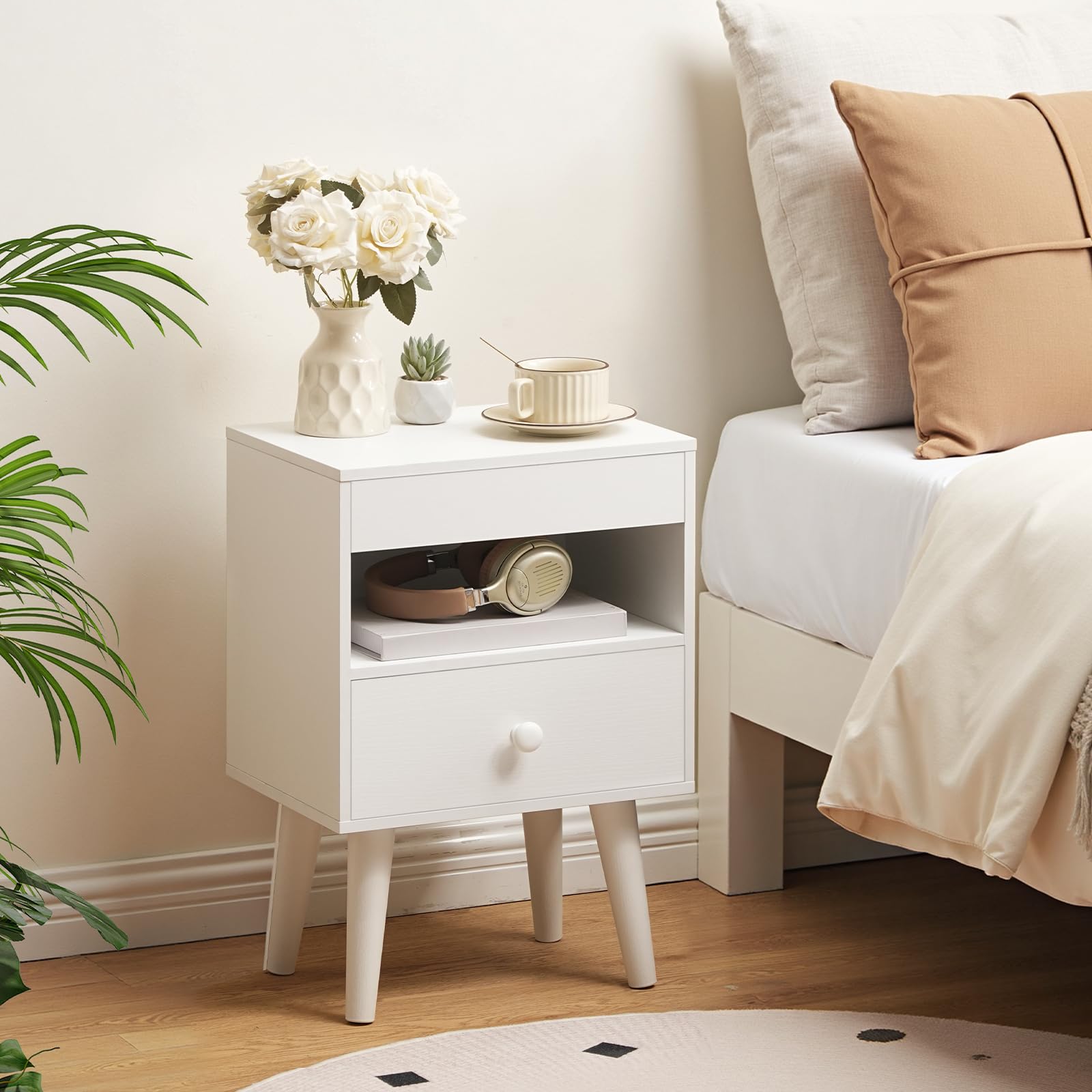 HOOBRO Comodino con Vassoio Estraibile, Cassetto in Tessuto, Tavolino da Caffè per Soggiorno e Camera da Letto, Bianco EWT191BZ01