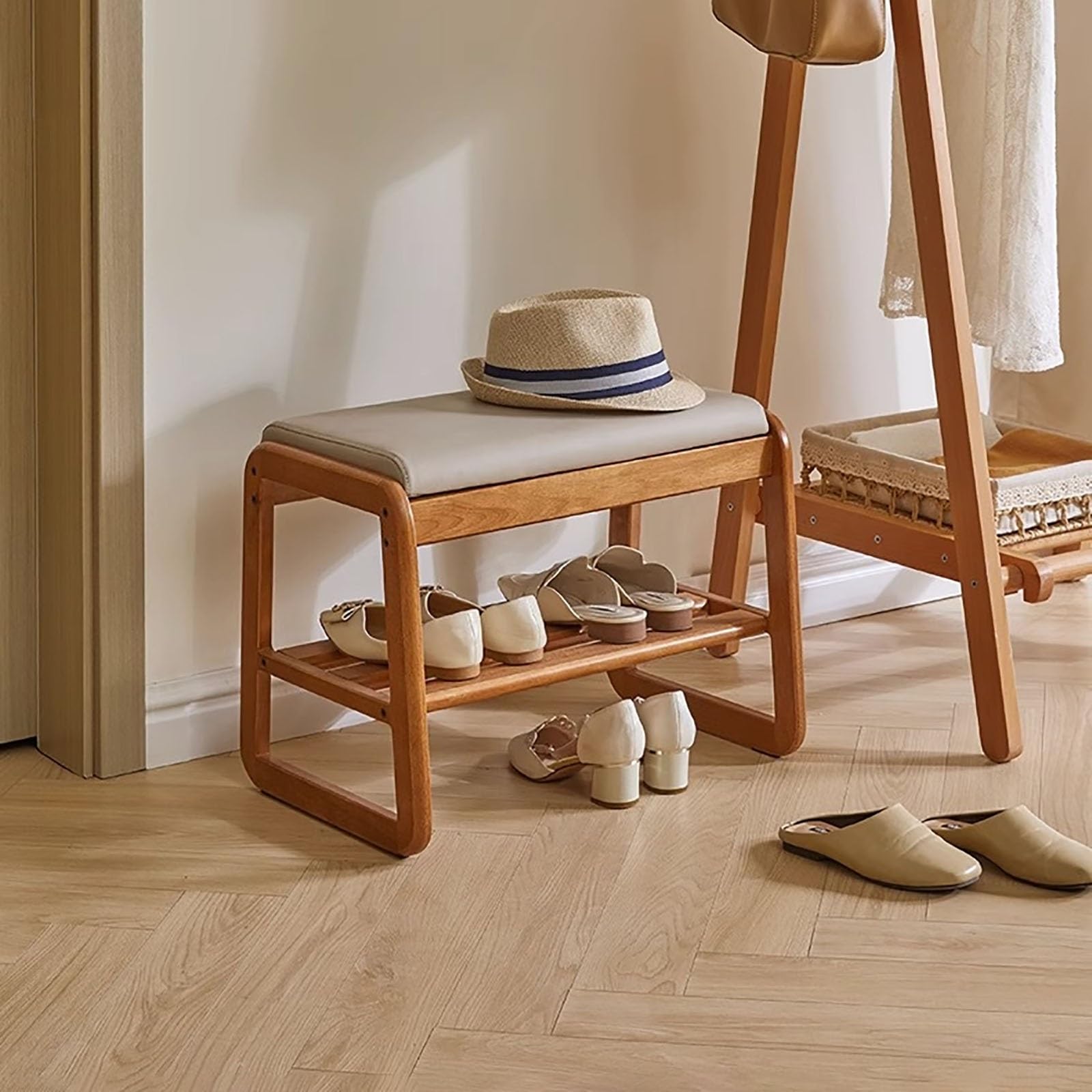 Banc d'entrée étroit en bois pour optimiser le rangement des chaussures