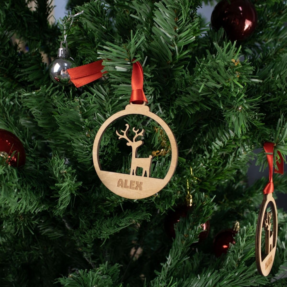 Bola de Navidad Personalizada con Nombre de Madera con Figura de Reno. Regalo Original Personalizado con Nombre. Adorno árbol de Navidad. Cordel de Raso Rojo Incluido. (Pack 4)
