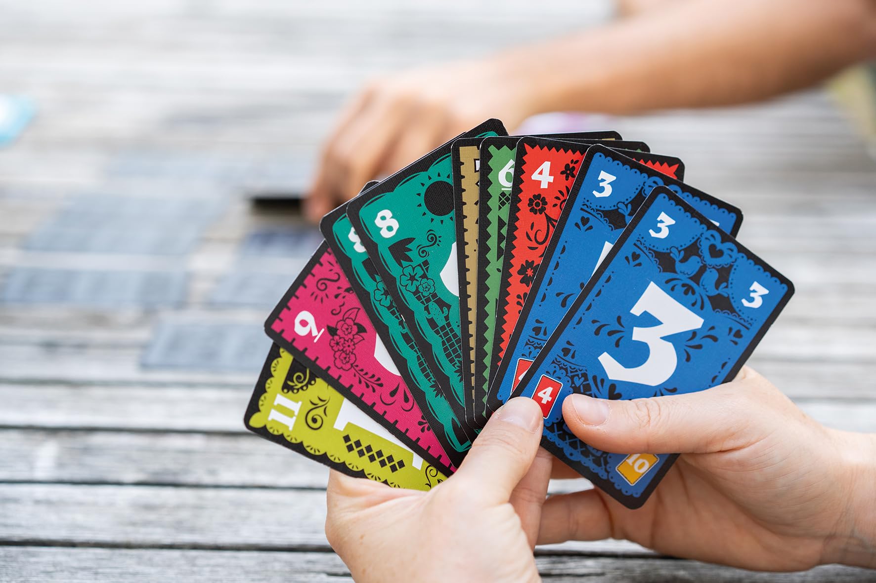 Asmodee - Trio - Jeu de Cartes Made in France - Récompensé As d'or 2024 - Jeux de Société pour Famille et Enfants dès 7 Ans - Déduction et Mémoire - 3 à 6 Joueurs - 15 Min - Version Française