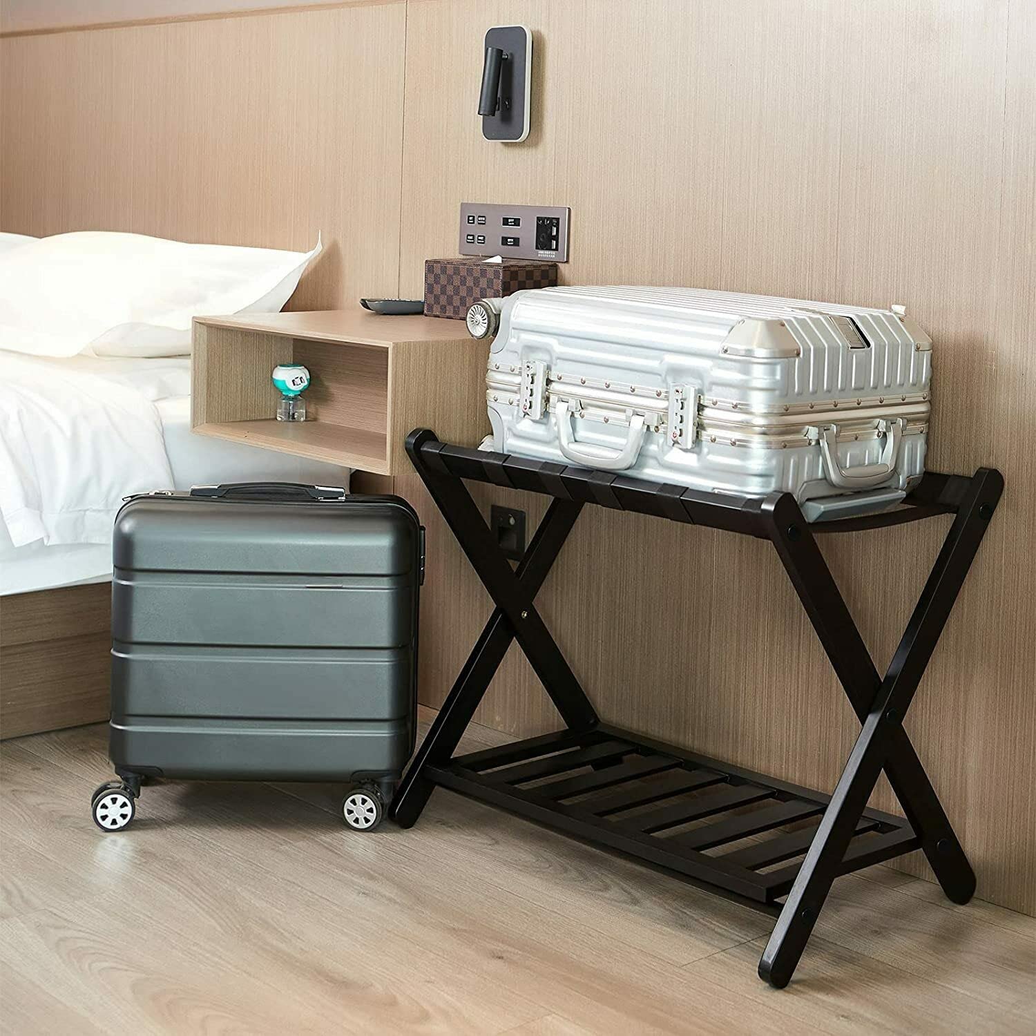 bimiti Soporte plegable grande de madera de bambú, 2 niveles, para muebles, con estante de almacenamiento, 68 x 40 x 58 cm, soporte para equipaje para hotel, dormitorio, habitación de invitados