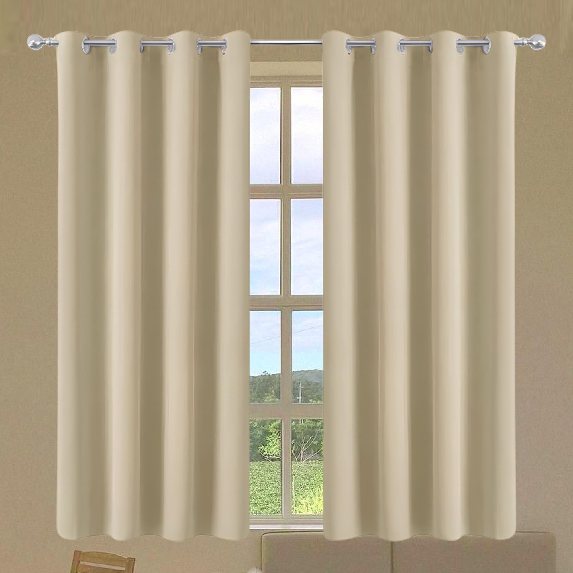 Rideau occultant isolant thermique pour protéger le salon du froid couleur crème