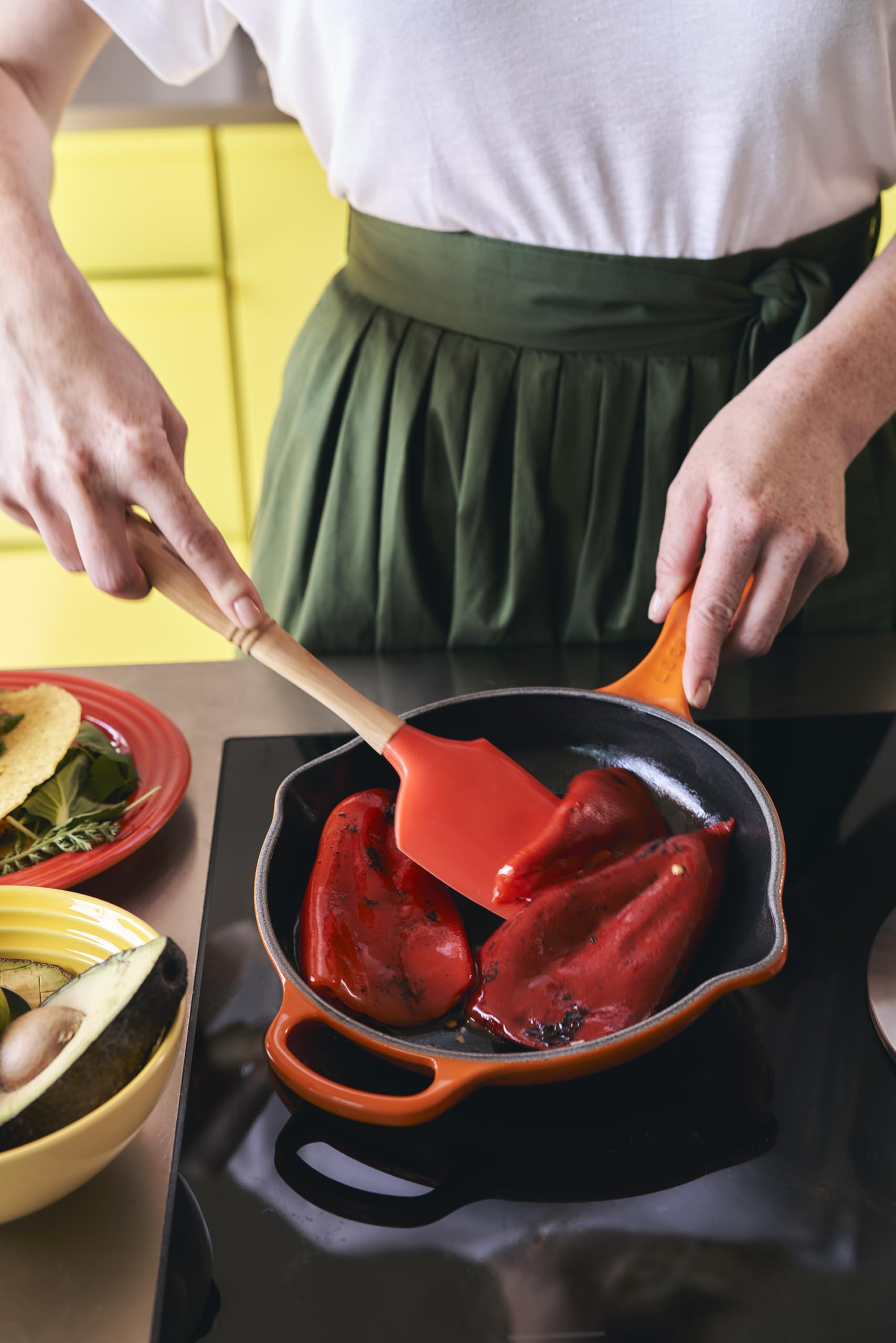 LE CREUSET Signature Gusseisen Brat- und Servierpfanne, Rund, Ø 23 cm, Für alle Herdarten inkl. Induktion geeignet, 1,93 kg, Ofenrot, 20182230900422