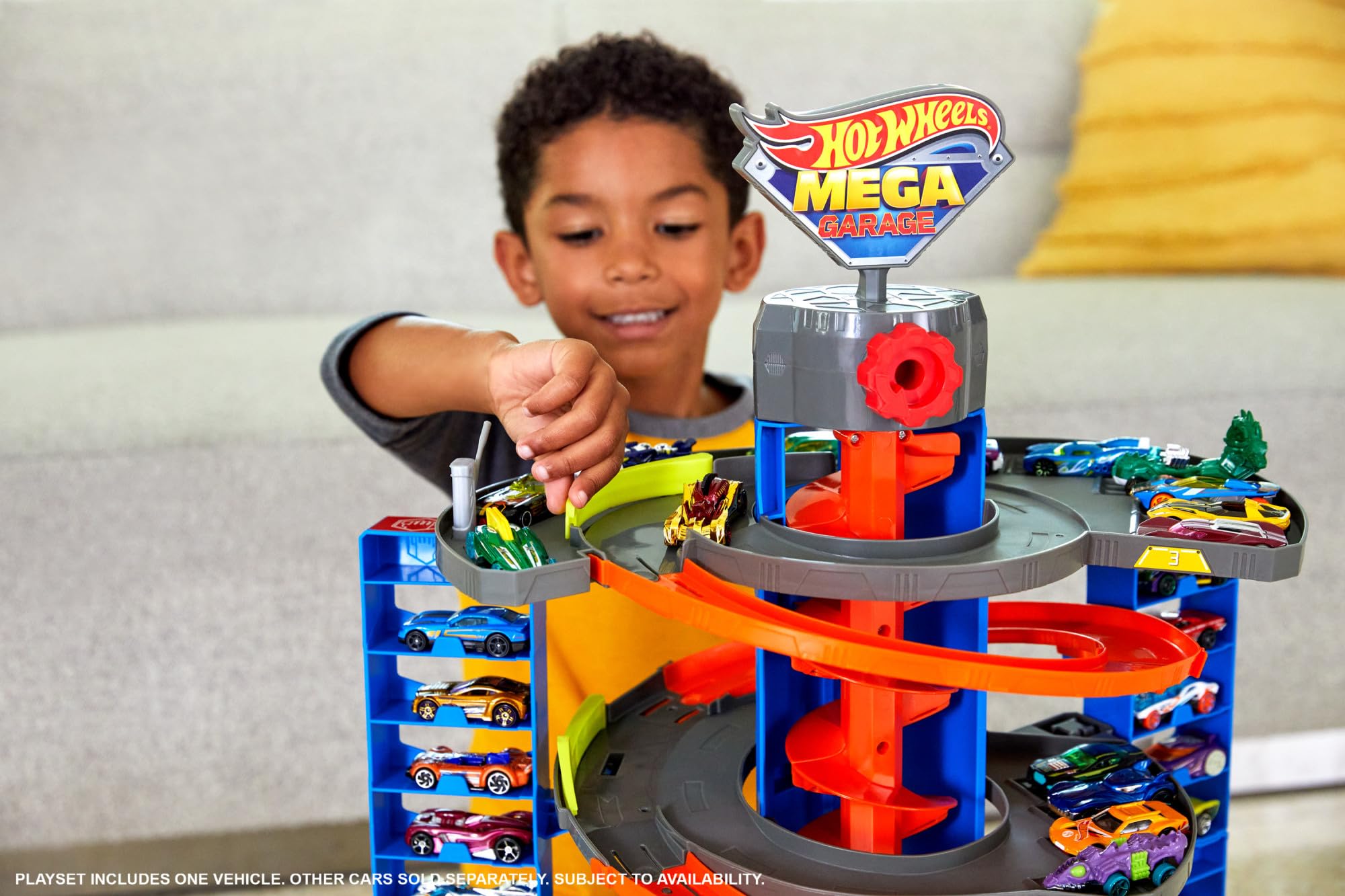Hot Wheels GTT95 - City Power-Parkgarage Spielset mit Aufzug, für 60+ Fahrzeuge, mit 1 Hot Wheels Fahrzeug im Maßstab 1:64, Spielzeug Autorennbahn für Kinder ab 4 Jahren